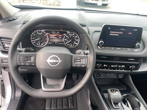 Used 2025 Nissan Rogue SV image 14