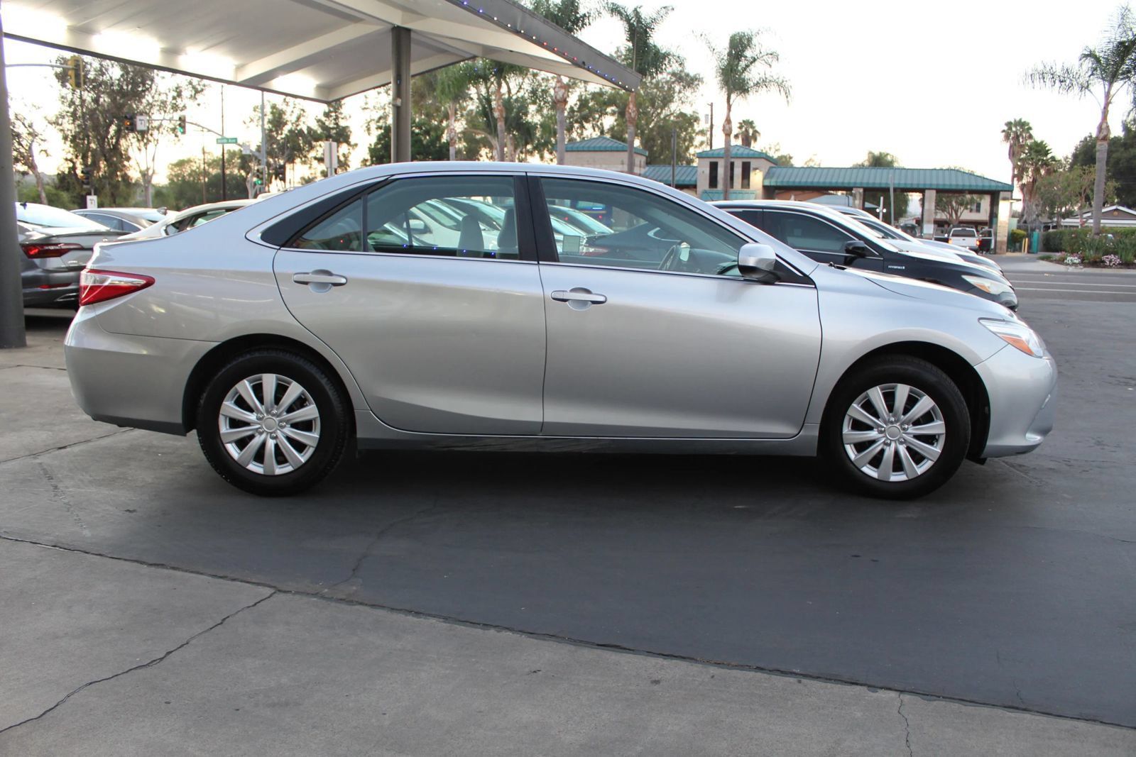 Used 2017 Toyota Camry LE FWD image 6