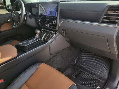 Used 2025 Lexus GX 550 w/ Accessory Package (2T) image 7