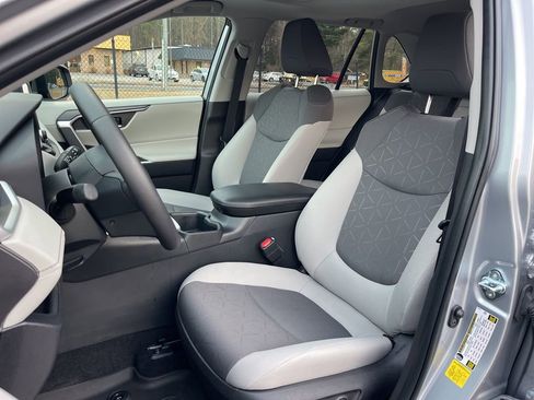 Used 2025 Toyota RAV4 XLE image 19