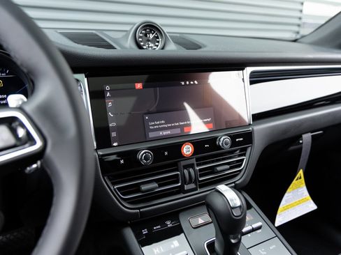 Certified 2026 Porsche Macan AWD/4WD image 16