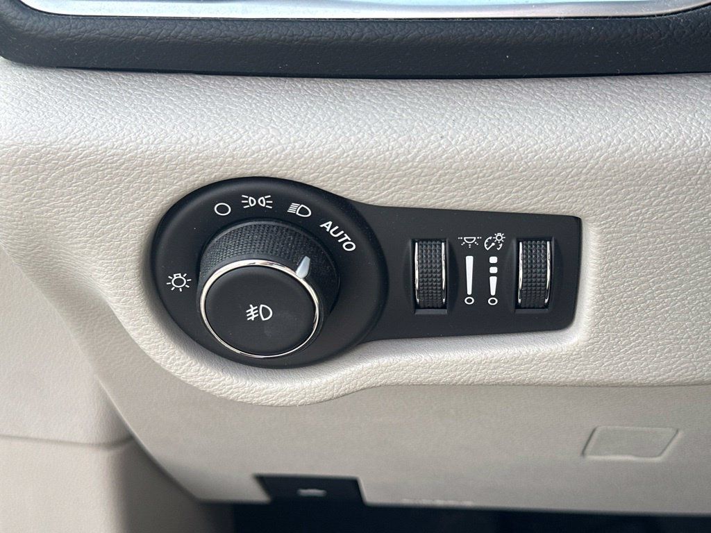 Used 2017 Chrysler Pacifica Touring-L Plus w/ Advanced Safetytec Group FWD image 18