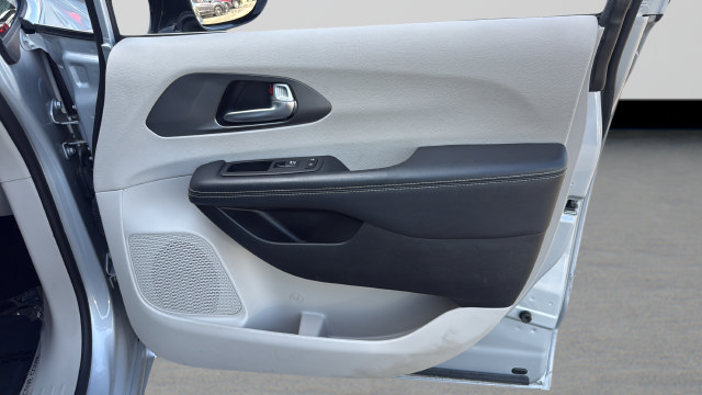 Used 2024 Chrysler Pacifica Touring-L FWD image 26