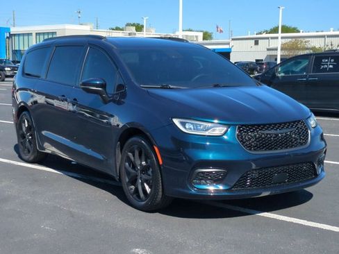 Used 2023 Chrysler Pacifica Touring-L w/ S Appearance Package image 3