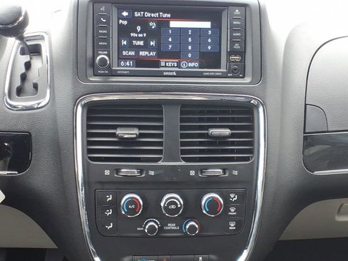 Used 2018 Dodge Grand Caravan SXT FWD image 6