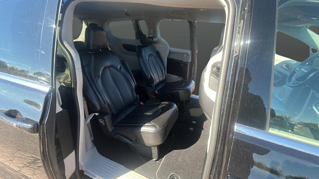 Used 2024 Chrysler Pacifica Touring-L FWD image 19