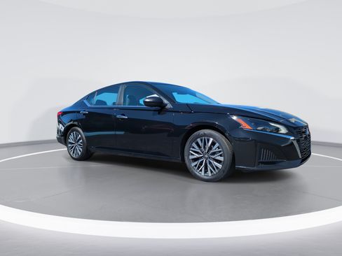Certified 2024 Nissan Altima 2.5 SV FWD image 2