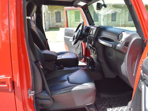 Used 2014 Jeep Wrangler Unlimited Rubicon w/ Connectivity Group AWD/4WD image 19