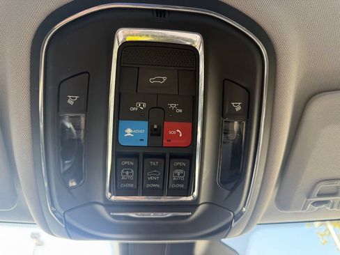 Used 2023 Jeep Grand Cherokee L Limited w/ Luxury Tech Group II AWD/4WD image 29