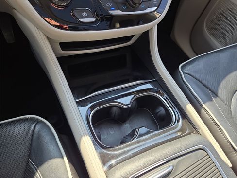 Used 2023 Chrysler Pacifica Limited image 22