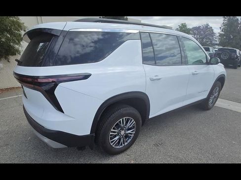 Used 2025 Chevrolet Traverse LT w/ LPO, Floor Liner Package FWD image 5