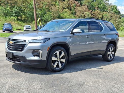 Used 2023 Chevrolet Traverse LT w/ LT Premium Package AWD/4WD image 3