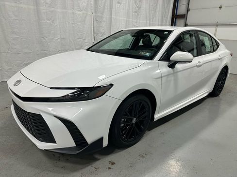 Used 2025 Toyota Camry SE image 3