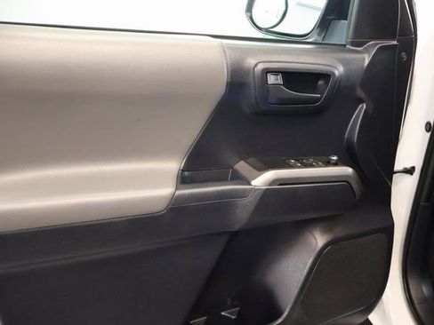 Certified 2018 Toyota Tacoma SR5 image 9