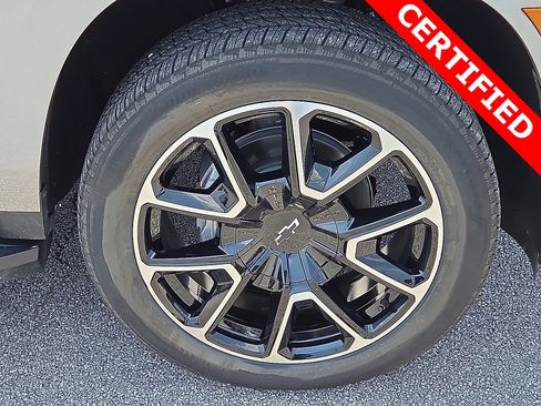 Used 2025 Chevrolet Suburban RST w/ RST Capability Package image 7