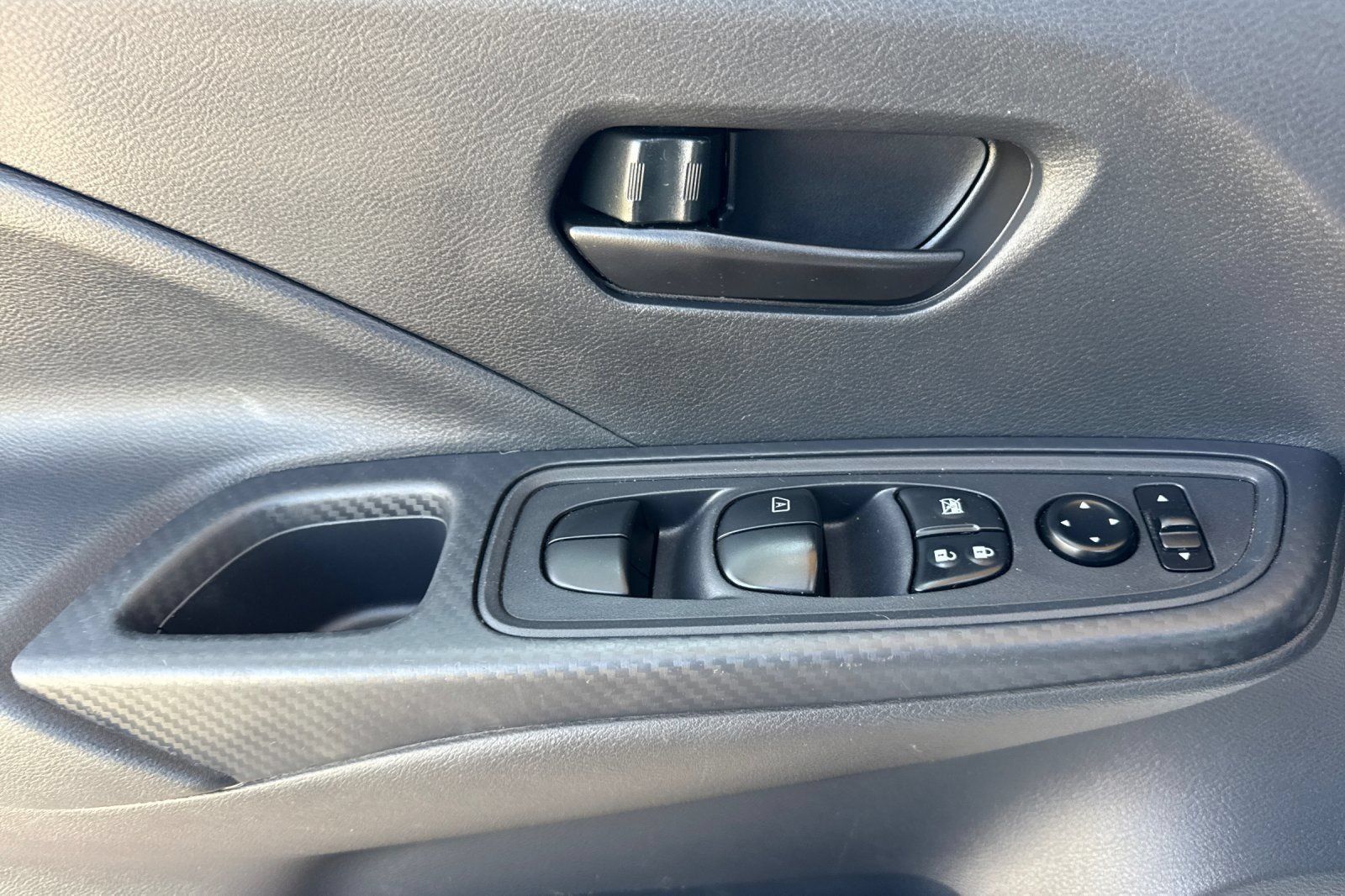 Used 2025 Nissan Versa S FWD image 11