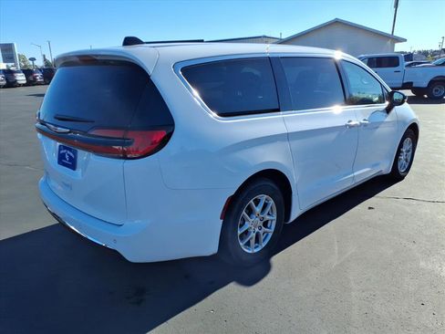 Used 2024 Chrysler Pacifica Touring-L image 6