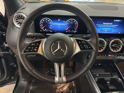 Used 2025 Mercedes-Benz GLA 250 4MATIC image 9