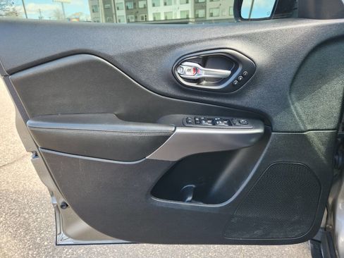 Used 2019 Jeep Cherokee Limited image 19