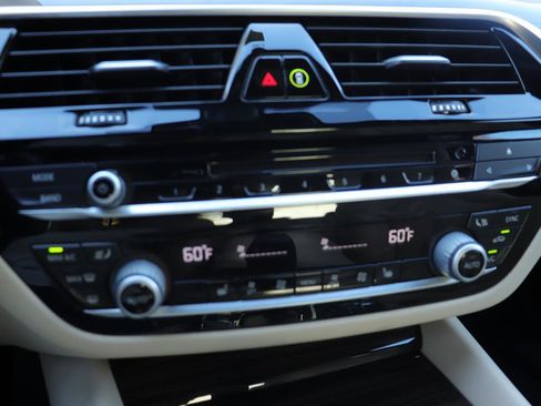 Used 2018 BMW 530i w/ Premium Package image 31