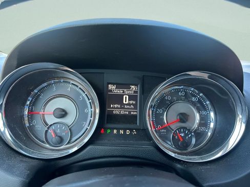 Used 2014 Chrysler Town & Country Touring-L FWD image 22