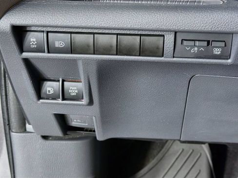 Used 2023 Toyota Sienna XLE FWD image 15