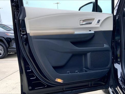 Used 2021 Toyota Sienna Limited image 22