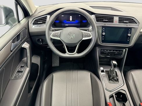 Used 2023 Volkswagen Tiguan SE w/ Panoramic Sunroof Package FWD image 10