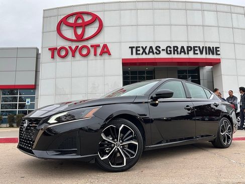 Used 2025 Nissan Altima 2.5 SR image 2