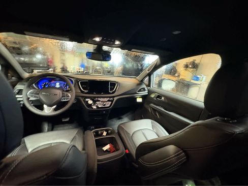 New 2026 Chrysler Pacifica Select image 10