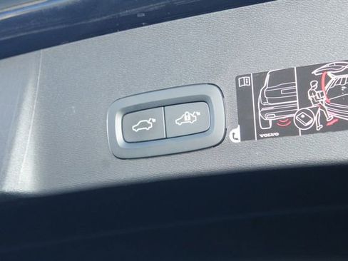 Used 2020 Volvo XC40 T5 Momentum w/ Protection Package Premier image 13