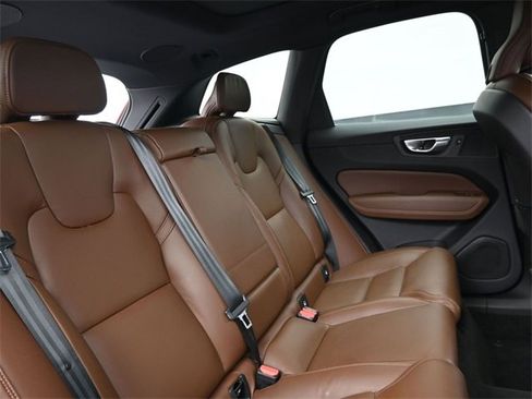 Used 2022 Volvo XC60 B5 Inscription w/ Climate Package image 33