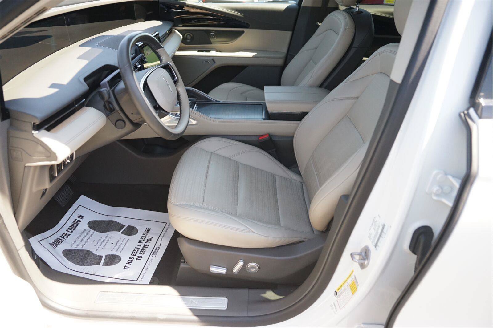 Used 2025 Lincoln Nautilus Reserve AWD/4WD image 9