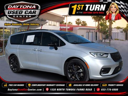 Used 2026 Chrysler Pacifica Limited w/ S Appearance Package FWD image 1