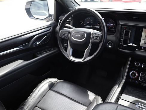 Used 2022 GMC Yukon Denali w/ Denali Ultimate Package AWD/4WD image 22