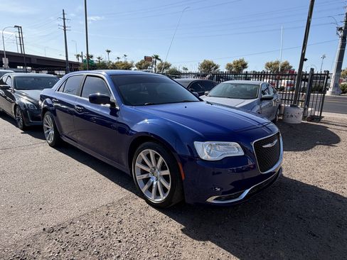 Used 2019 Chrysler 300 Touring RWD image 3
