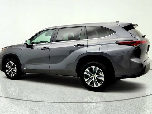 Used 2024 Toyota Highlander XLE AWD/4WD image 7