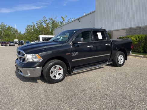 Used 2019 RAM 1500 Classic SLT w/ SLT Plus D←cor Group AWD/4WD image 7