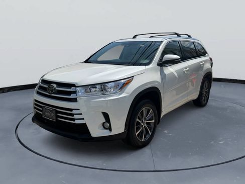 Used 2018 Toyota Highlander XLE w/ Protection Package #3 AWD/4WD image 2