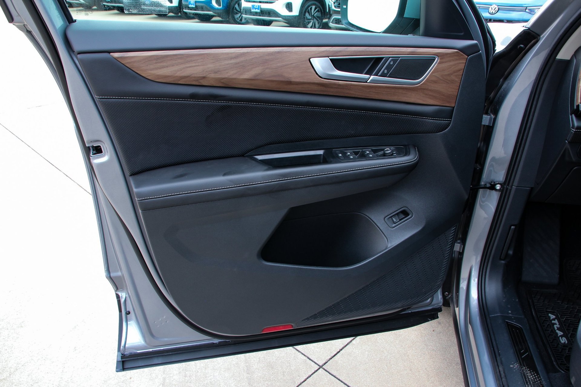Used 2026 Volkswagen Atlas SE FWD image 12