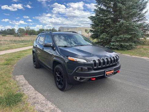 Used 2017 Jeep Cherokee Trailhawk w/ Comfort & Convenience Group AWD/4WD image 3