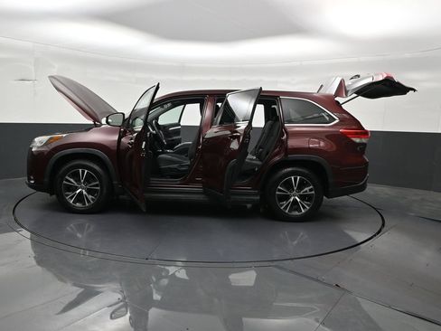 Used 2019 Toyota Highlander LE FWD image 34