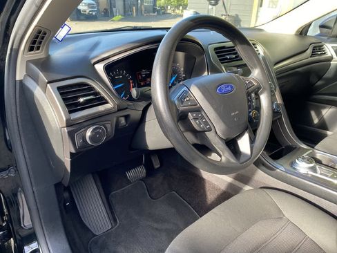 Used 2017 Ford Fusion SE FWD image 2