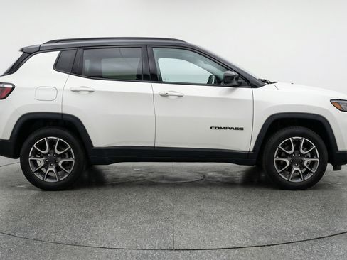 Used 2025 Jeep Compass Trailhawk w/ Trailer Tow Group AWD/4WD image 11