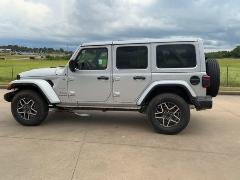 Used 2024 Jeep Wrangler Sahara w/ Technology Group image 9