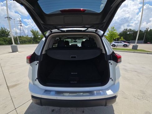 Used 2024 Nissan Rogue SV w/ SV Premium Package FWD image 6