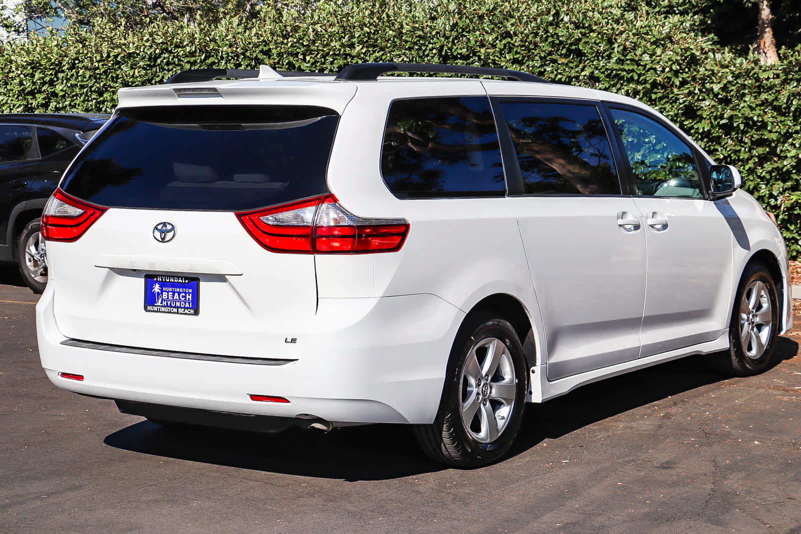 Used 2018 Toyota Sienna LE w/ Carpet Mat Package FWD image 6