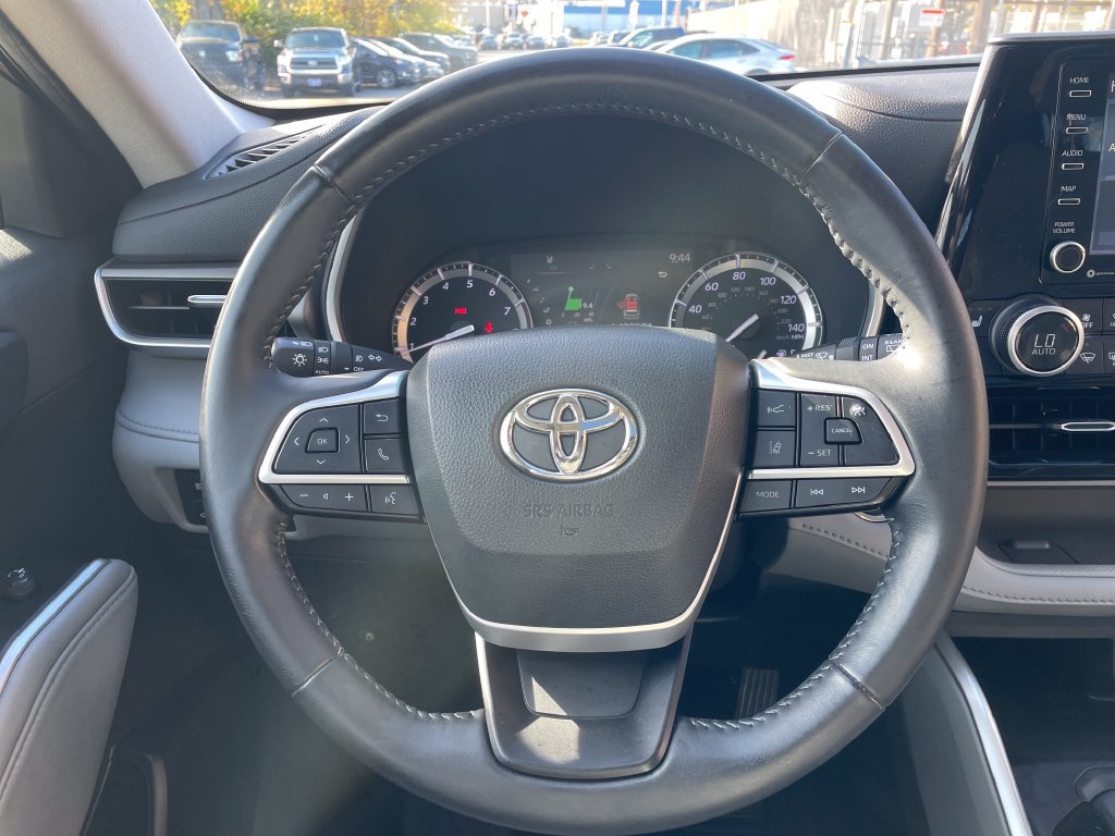 Used 2022 Toyota Highlander XLE AWD/4WD image 16