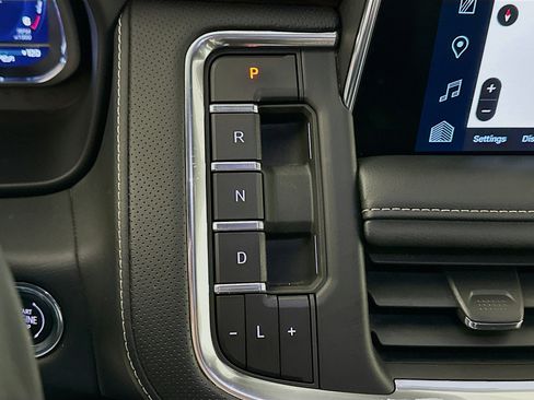 Used 2023 Chevrolet Suburban Premier image 24