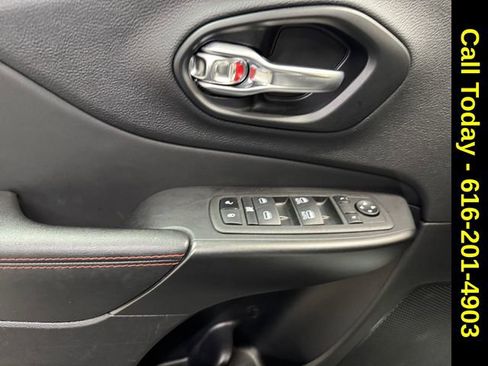 Used 2022 Jeep Cherokee Trailhawk image 25